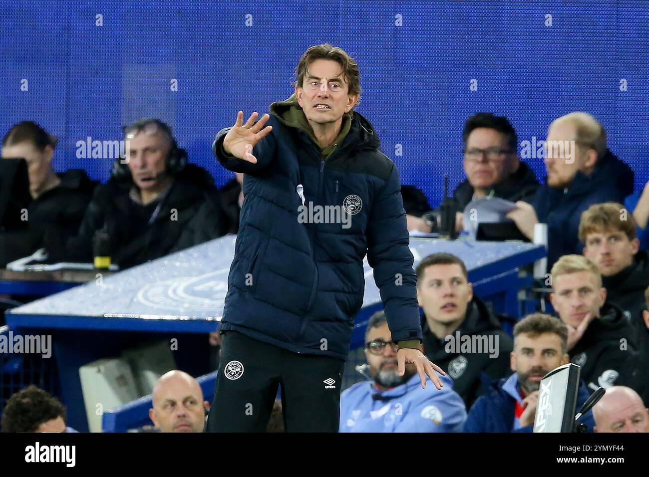 Liverpool, Royaume-Uni. 23 novembre 2024. Thomas Frank, le manager de Brentford crie des instructions. Premier League match, Everton v Brentford au Goodison Park à Liverpool le samedi 23 novembre 2024. Cette image ne peut être utilisée qu'à des fins éditoriales. Usage éditorial exclusif, photo de Chris Stading/Andrew Orchard photographie sportive/Alamy Live News crédit : Andrew Orchard photographie sportive/Alamy Live News Banque D'Images