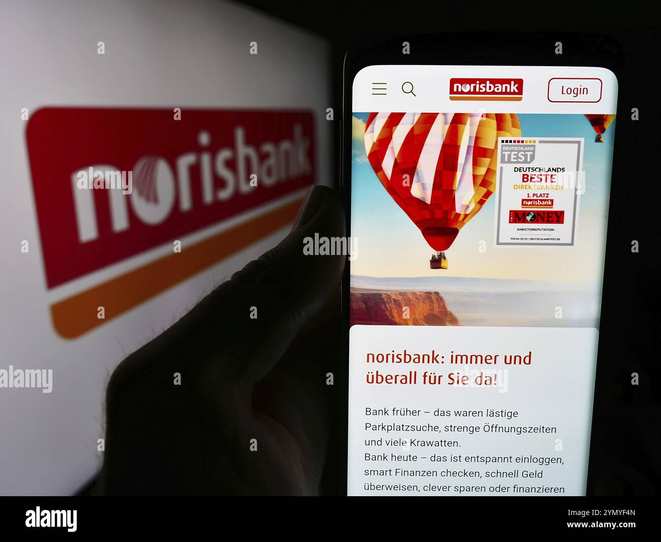 Stuttgart, Allemagne, 07-15-2024 : personne tenant un téléphone portable avec le site web de la société allemande de services financiers Norisbank GmbH devant le logo. Concentrez-vous sur c Banque D'Images