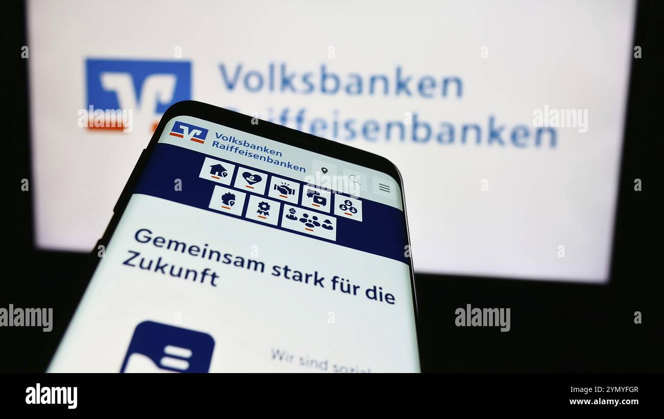 Stuttgart, Deutschland, 15 juillet 2024 : smartphone mit Webseite der Volksbanken Raiffeisenbanken vor dem Firmenlogo. FOKUS oben links auf dem Telefondispl Banque D'Images