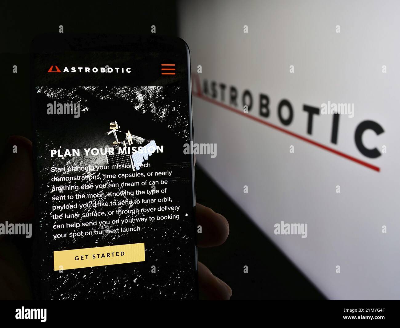 Stuttgart, Allemagne, 03-14-2024 : personne tenant un téléphone portable avec la page Web de la société américaine de robotique spatiale Astrobotic Technology Inc devant le logo. Mise au point Banque D'Images