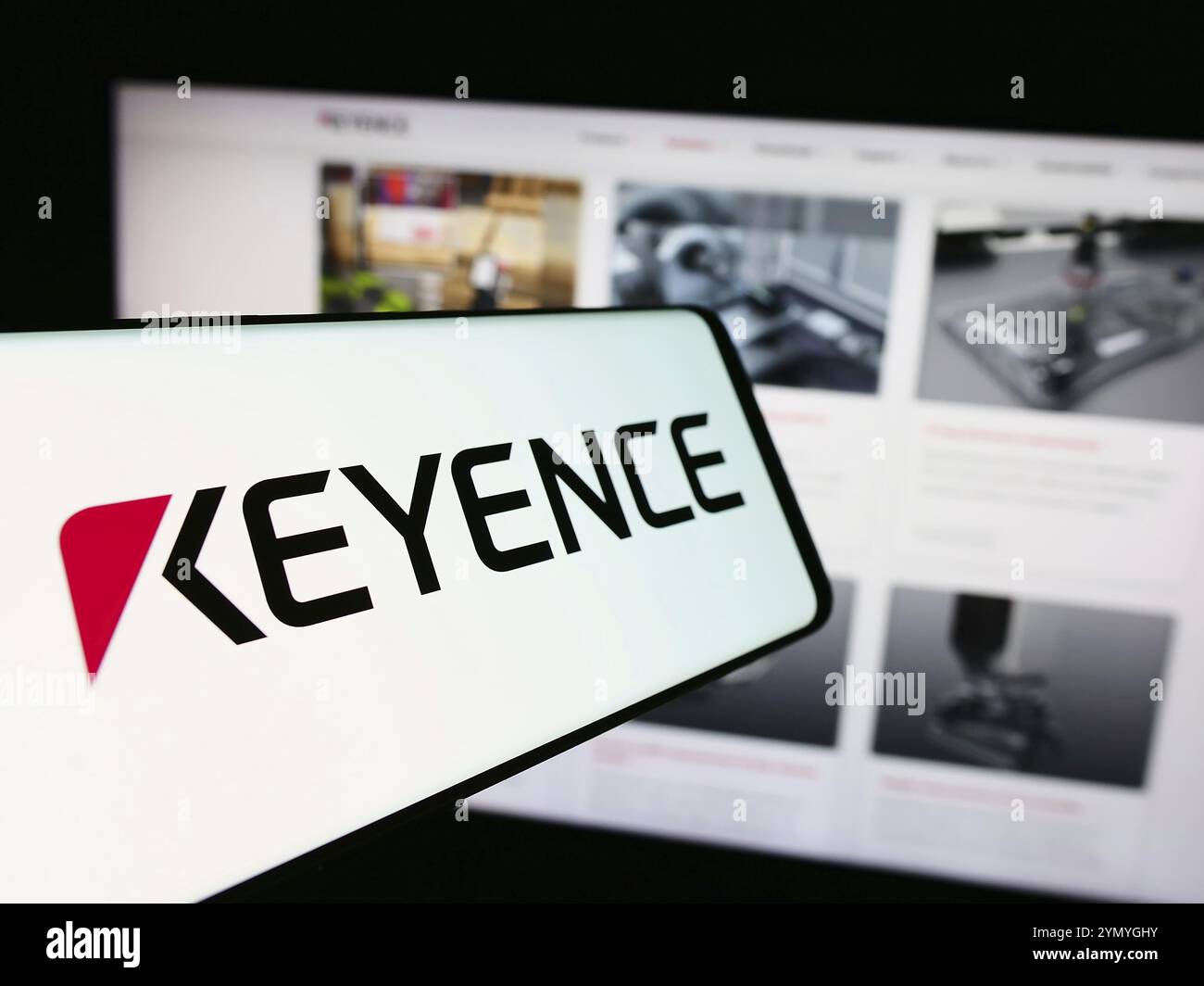 Stuttgart, Allemagne, 07-17-07 2024 : smartphone avec logo de la société d'électronique japonaise Keyence Corporation devant le site Web de l'entreprise. Concentrez-vous sur le centre Banque D'Images