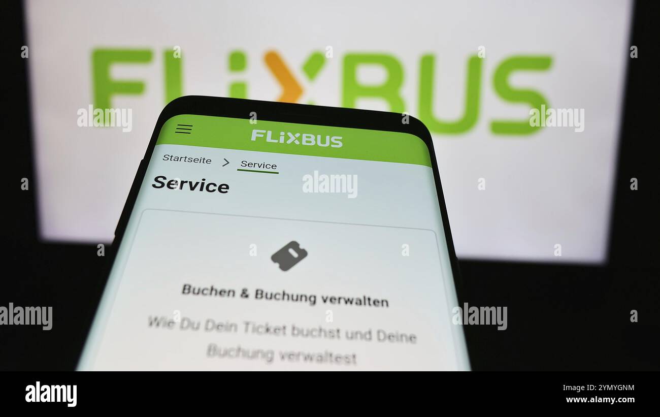 Stuttgart, Allemagne, 03-05-2024 : téléphone portable avec le site web de la compagnie allemande de transport par bus longue distance FlixBus devant le logo de l'entreprise. Concentrez-vous sur Banque D'Images
