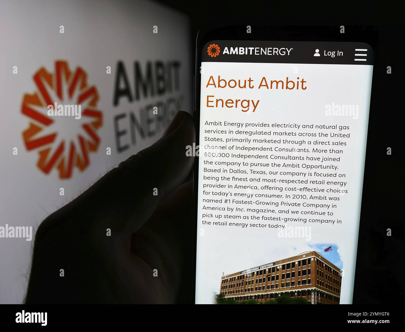 Stuttgart, Allemagne, 07-16-07 2024 : personne tenant un smartphone avec la page Web de la société américaine de marketing multi-niveaux Ambit Energy devant le logo. Focus sur le cen Banque D'Images