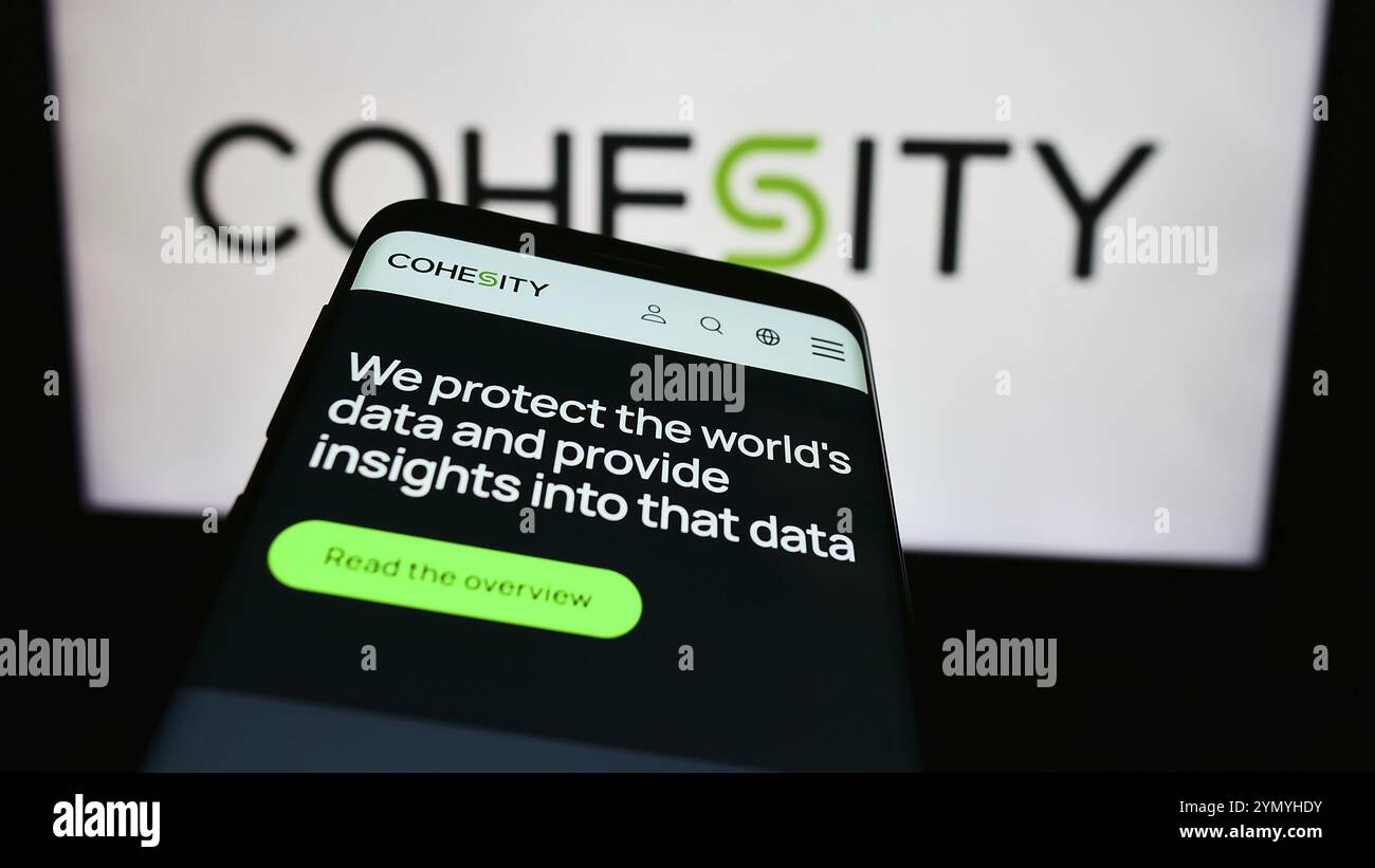 Stuttgart, Allemagne, 05-21-05 2024 : smartphone avec le site Web de la société américaine de gestion de données Cohesity Inc devant le logo de l'entreprise. Concentrez-vous sur le coin supérieur gauche du ph Banque D'Images