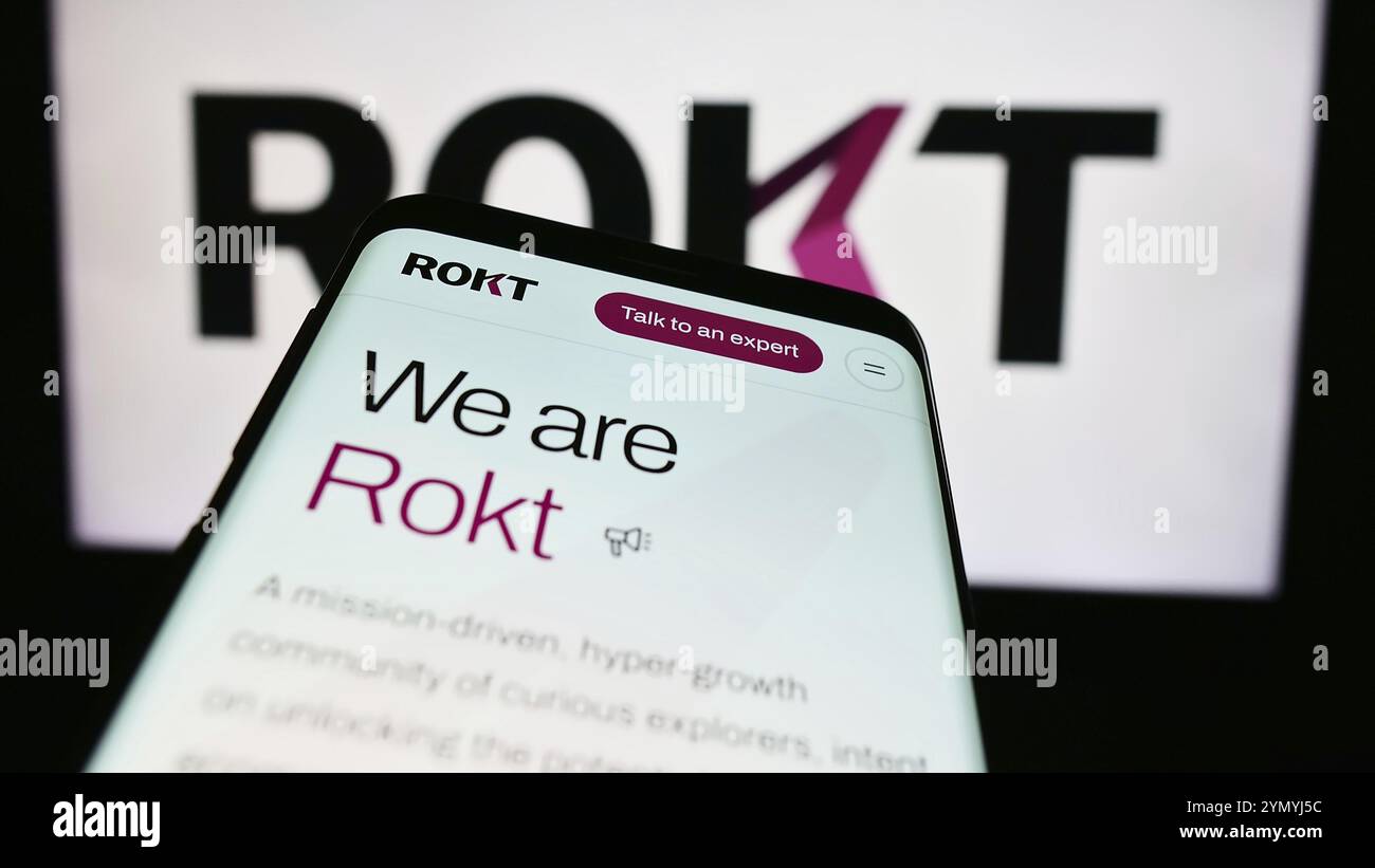 Stuttgart, Allemagne, 07-14-2024 : smartphone avec le site Web de la société de technologie de commerce électronique Rokt Pte. Ltd devant le logo de l'entreprise. Concentrez-vous sur le coin supérieur gauche o Banque D'Images