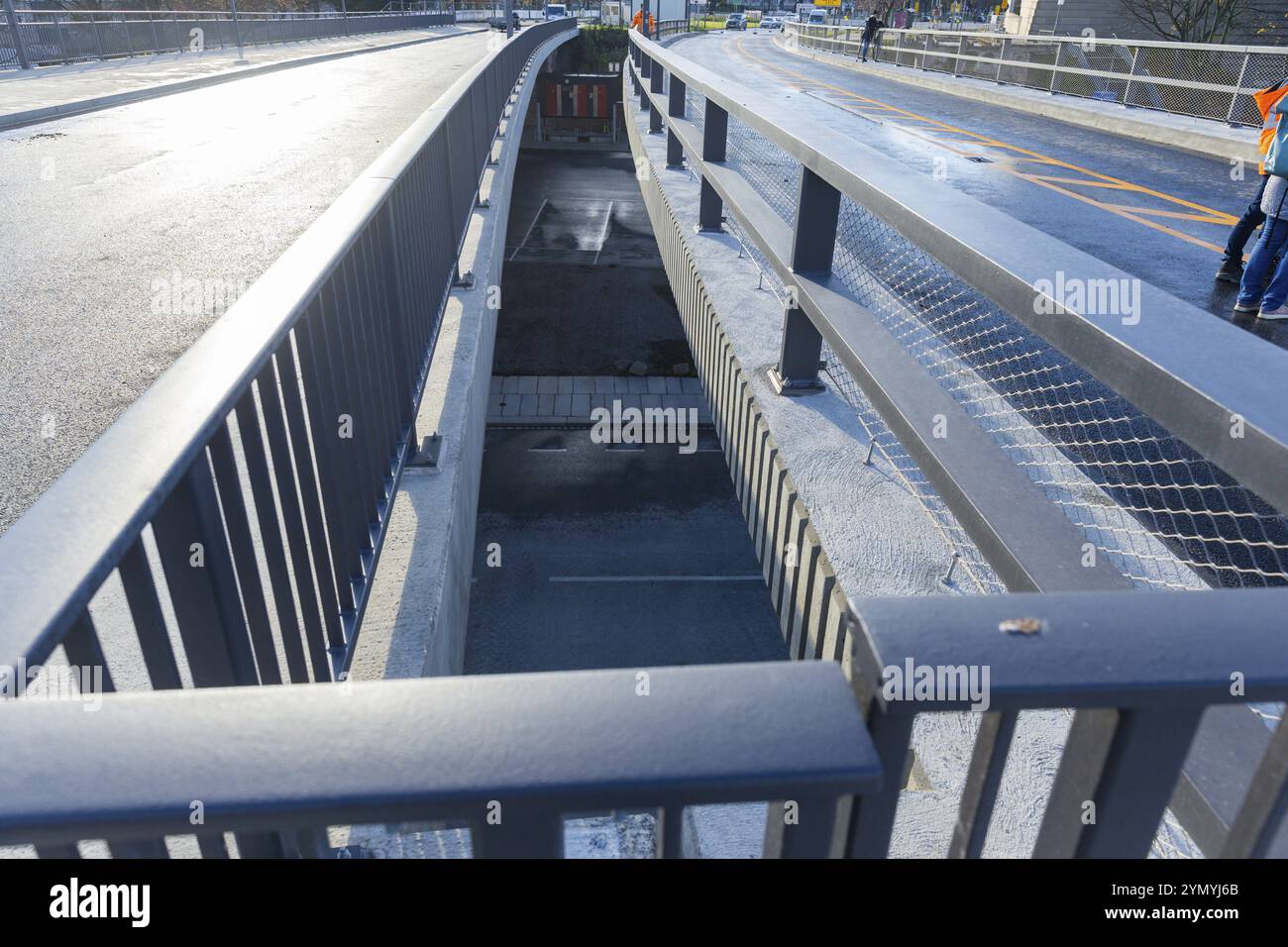 Effondrement partiel du pont Carola. Sur une longueur d'environ 100 mètres, le tronçon sur lequel circulent normalement les tramways s'est effondré dans l'Elbe. Th Banque D'Images