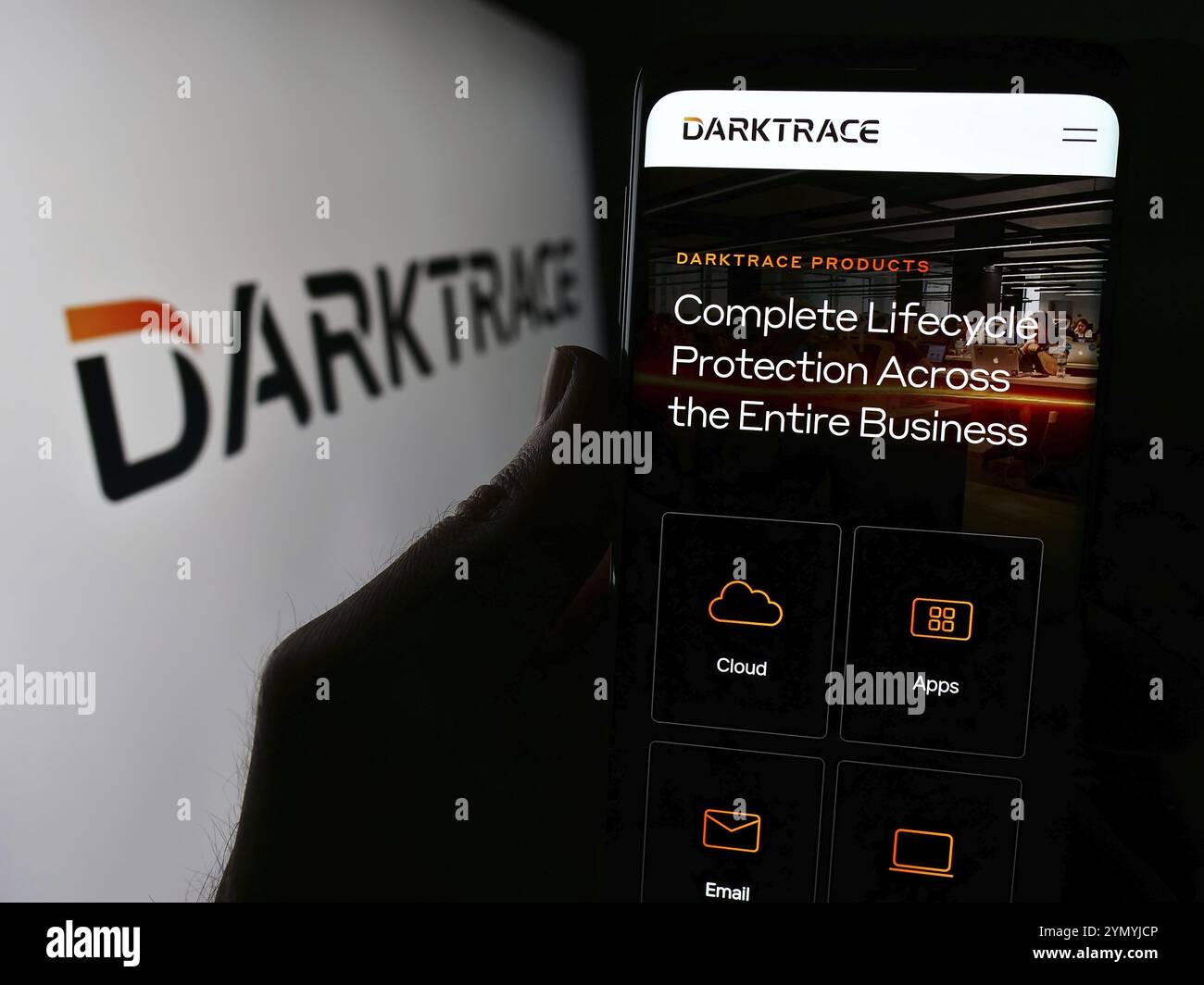 Stuttgart, Allemagne, 03-17-03 2024 : personne tenant un téléphone portable avec la page web de la société britannique de cybersécurité Darktrace plc devant le logo. Concentrez-vous sur cente Banque D'Images