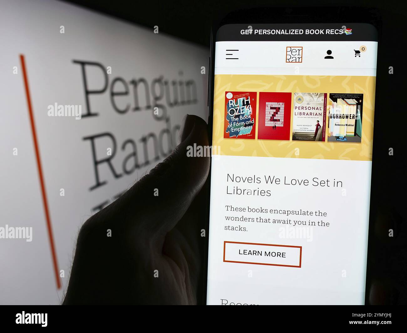 Stuttgart, Allemagne, 04-12-2024 : personne tenant un téléphone portable avec la page Web de la société d'édition américaine Penguin Random House devant le logo de l'entreprise. Focus o o Banque D'Images