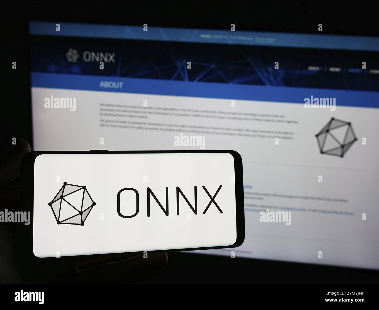 Stuttgart, Allemagne, 03-13-03 2024 : personne tenant un smartphone avec le logo de l'ai Ecosystem Open Neural Network Exchange (ONNX) devant le site web. Concentrez-vous sur Banque D'Images