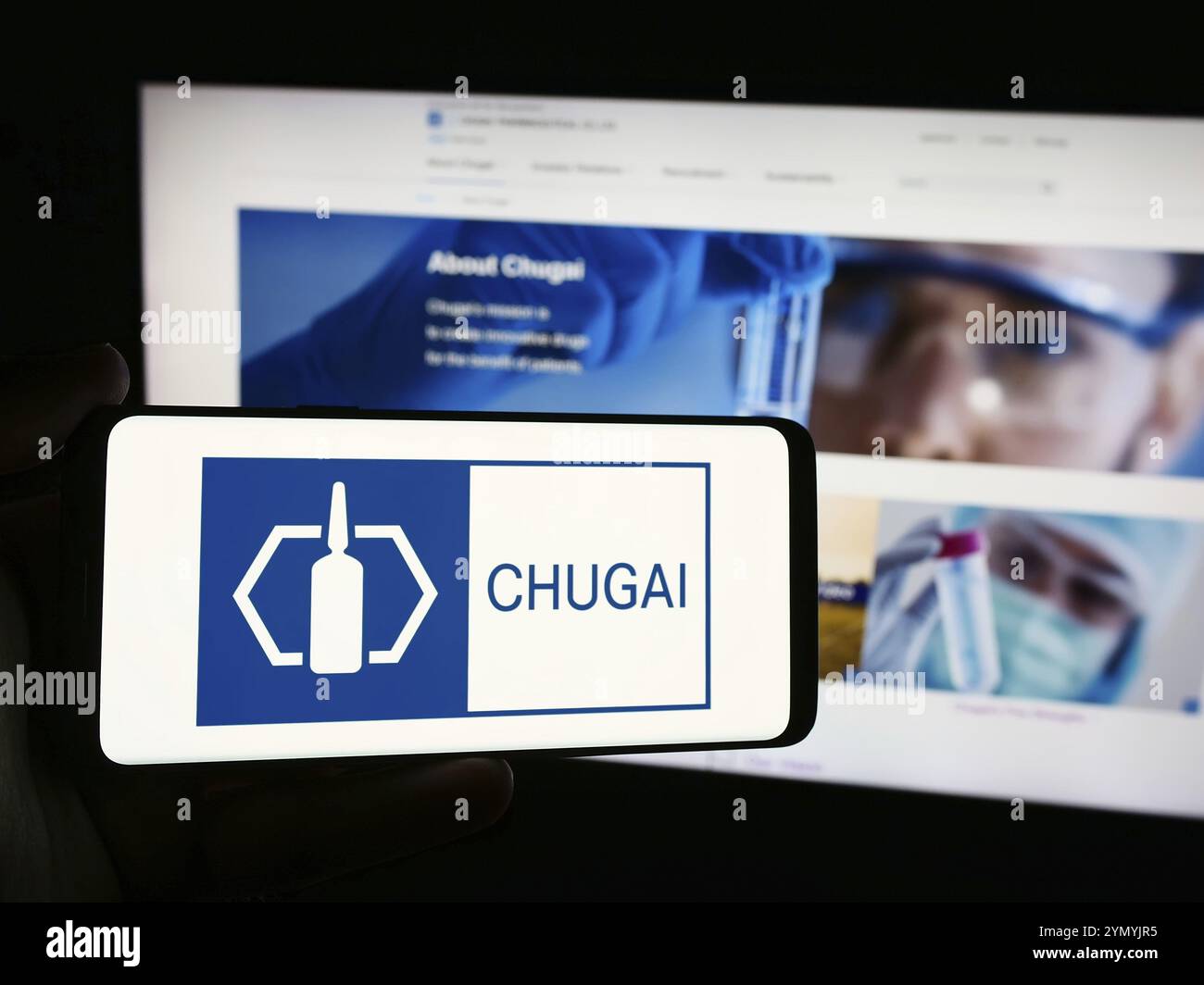 Stuttgart, Allemagne, 07-19-2024 : personne tenant un smartphone avec le logo de la société japonaise Chugai Pharmaceutical Co. Ltd en face du site Web. Concentrez-vous sur p. Banque D'Images