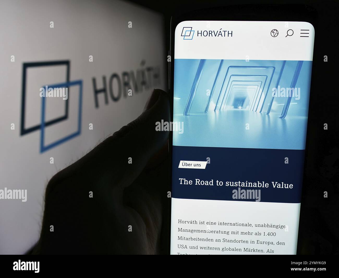 Stuttgart, Allemagne, 07-15-2024 : personne tenant un téléphone portable avec le site web de la société allemande de conseil en gestion Horvath AG devant le logo. Concentrez-vous sur Banque D'Images