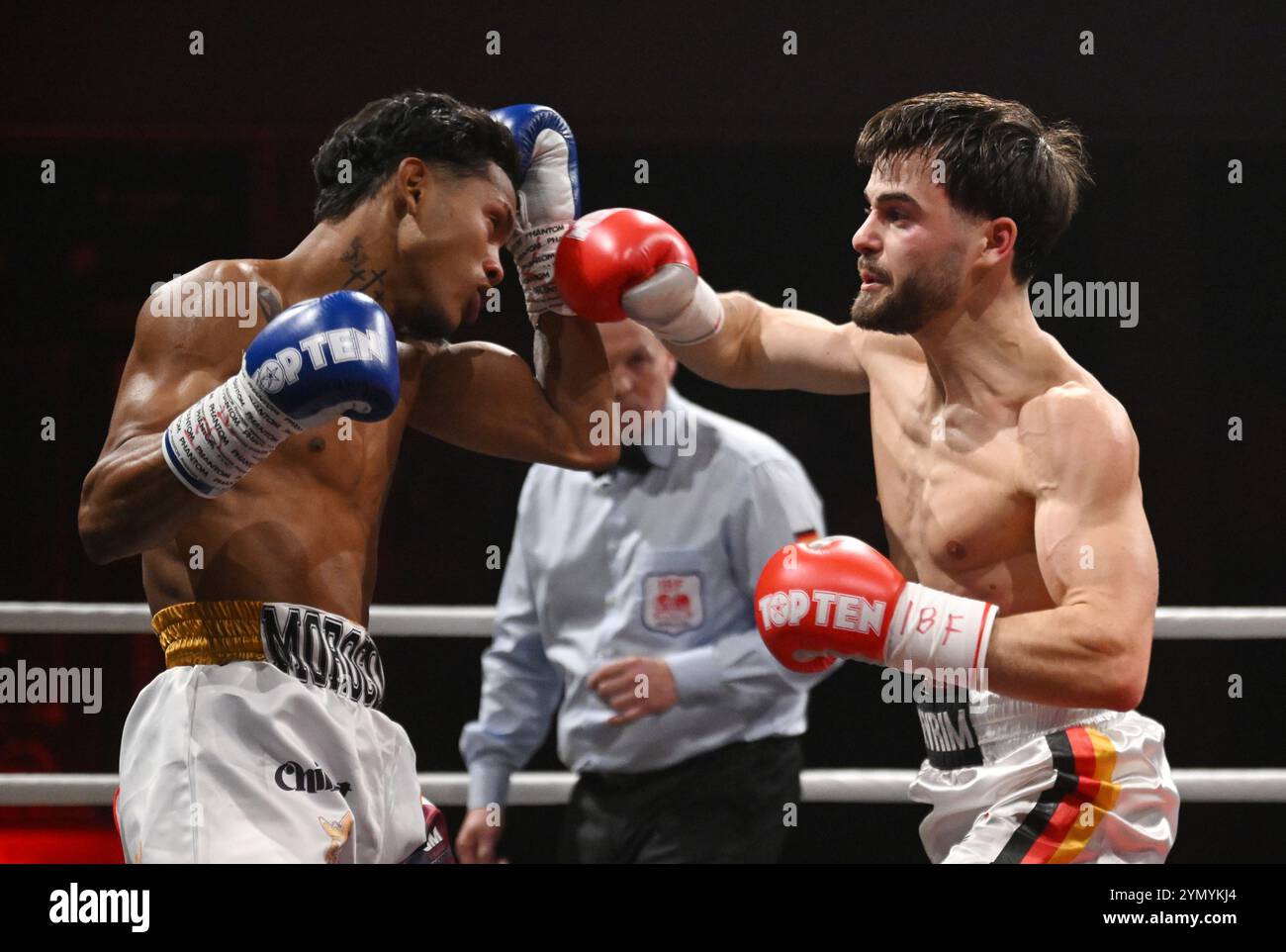 Heidelberg, Allemagne. 23 novembre 2024. Boxe : léger, Juniors, Championnat du monde IBF. Gökduman d'Allemagne contre Morocoima du Venezuela. Devrim Gökduman (R) en action avec Yohan Morocoima. Crédit : Marijan Murat/dpa/Alamy Live News Banque D'Images