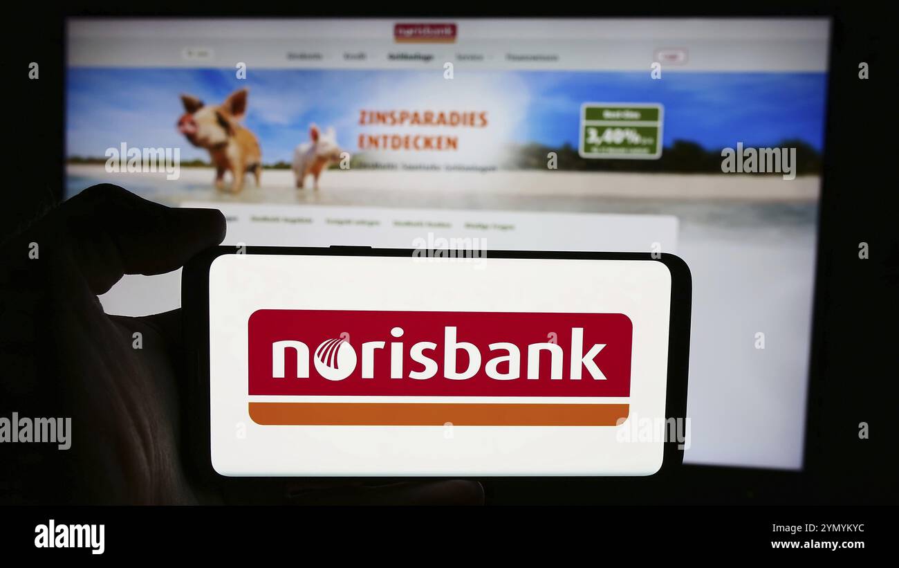 Stuttgart, Allemagne, 07-15-07 2024 : personne tenant un téléphone portable avec le logo de la société allemande de services financiers Norisbank GmbH devant la page web de l'entreprise. F Banque D'Images