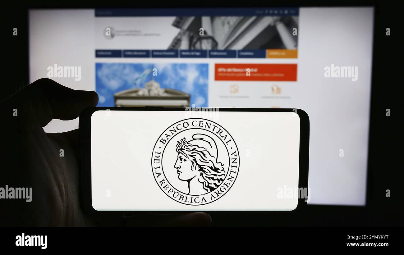Stuttgart, Allemagne, 07-16-07 2024 : personne tenant un téléphone portable avec le logo de Banco Central de la Republica Argentina (BCRA) devant la page web. Concentrez-vous sur pho Banque D'Images
