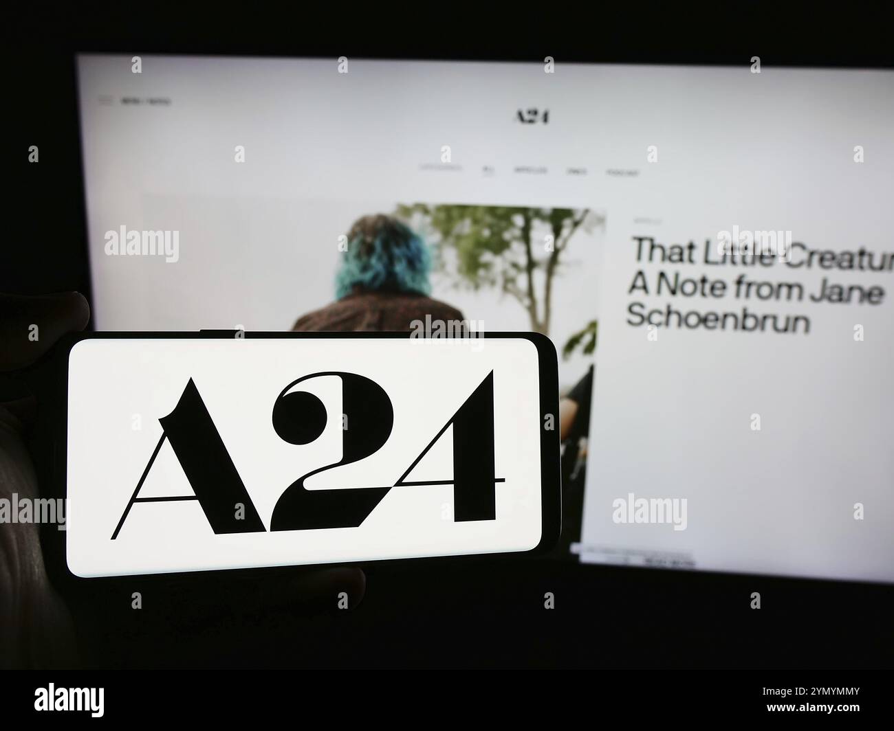Stuttgart, Allemagne, 07-14-2024 : personne tenant un smartphone avec le logo de la société de divertissement américaine A24 films LLC en face du site Web. Concentrez-vous sur la présentation du téléphone Banque D'Images