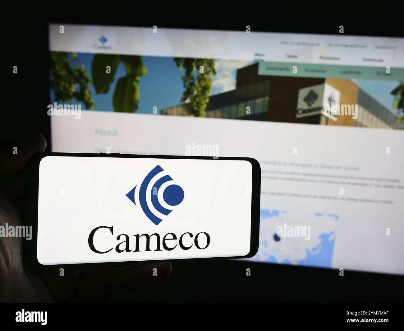 Stuttgart, Allemagne, 07-21-2024 : personne tenant un téléphone portable avec le logo de la société canadienne d'extraction d'uranium Cameco Corporation devant le site Web p Banque D'Images