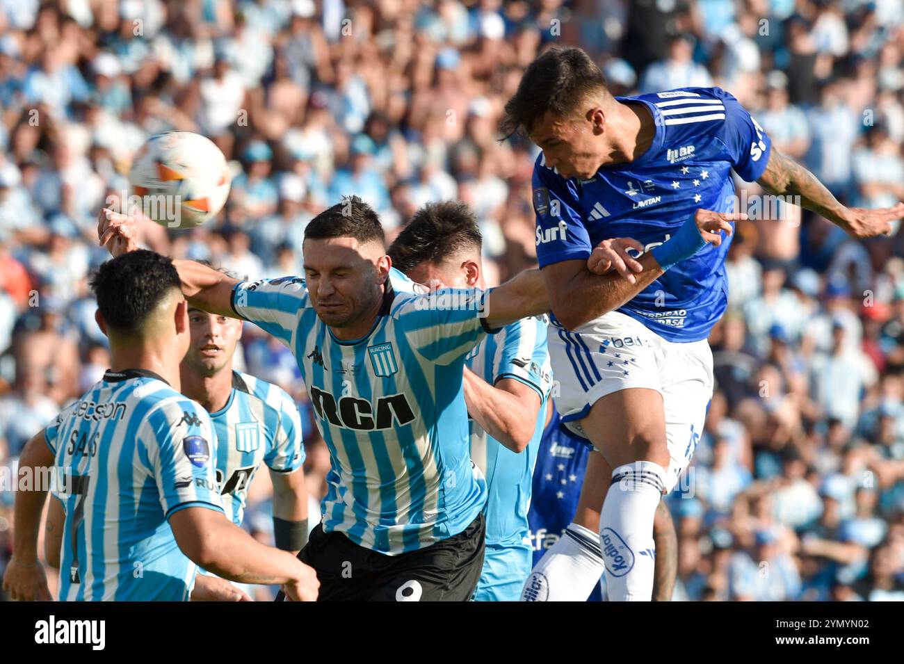 Kaio Jorge of Brazil's Cruzeiro, right, and Adrian Martinez of Argentina's Racing Club battle for the ball during the Copa Sudamericana final soccer match in Asuncion, Paraguay, Saturday, Nov. 23, 2024. (AP Photo/Gustavo Garello) Banque D'Images