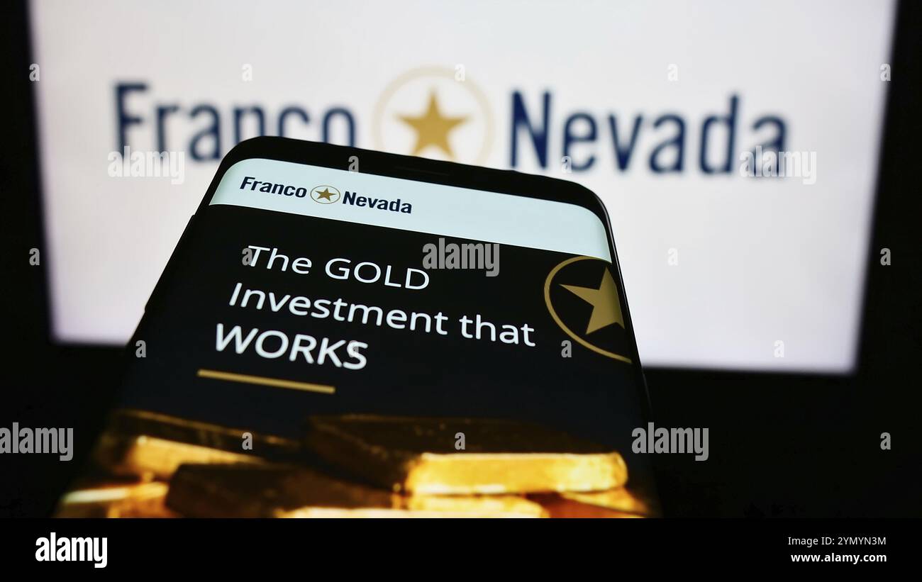 Stuttgart, Allemagne, 07-19-2024 : smartphone avec le site Web de la société canadienne de streaming or Franco-Nevada Corporation devant le logo. Concentrez-vous sur top-le Banque D'Images
