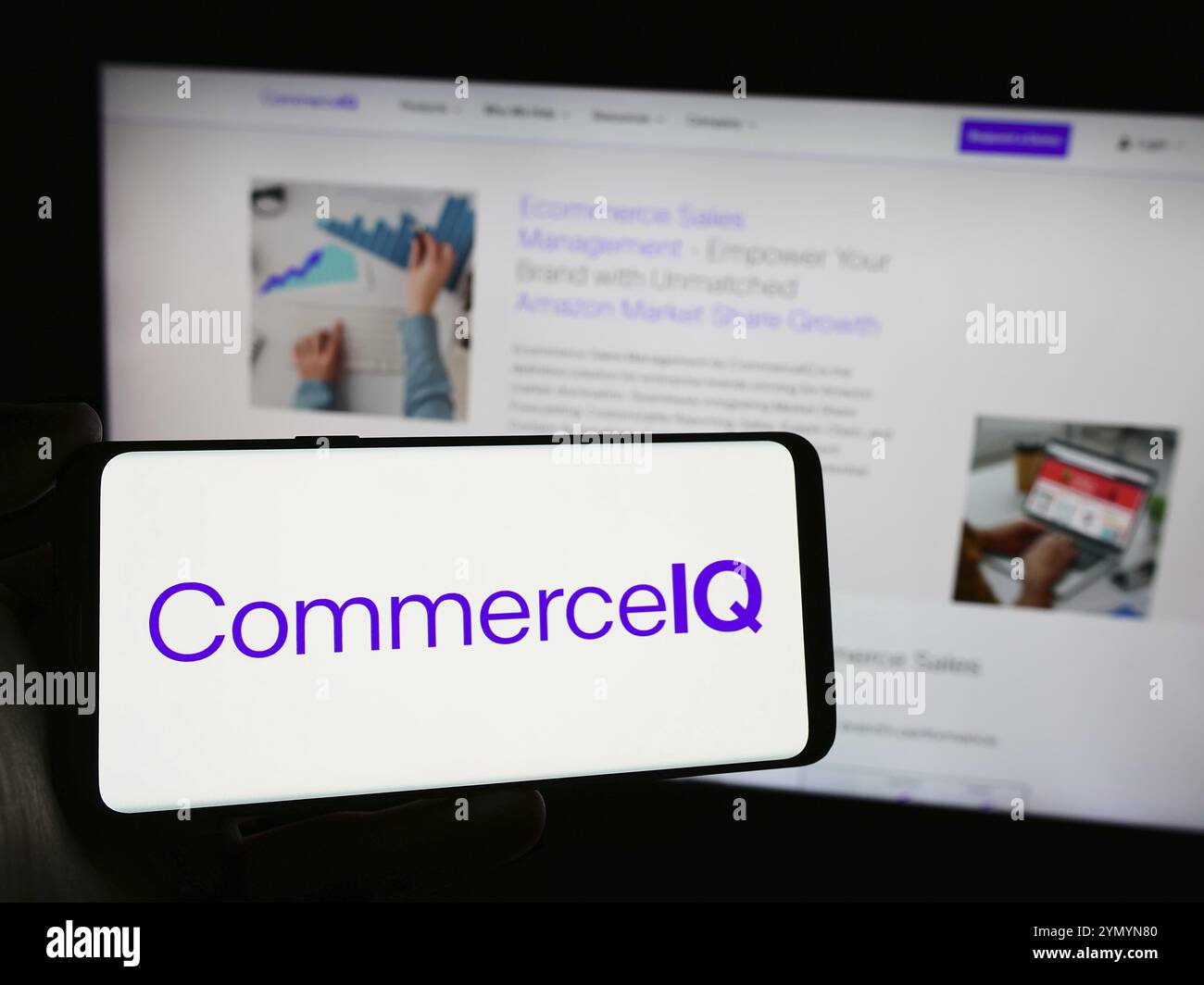 Stuttgart, Allemagne, 03-28-2024, personne tenant un téléphone portable avec le logo de la société américaine de gestion de commerce électronique CommerceIQ Inc devant la page web. Banque D'Images