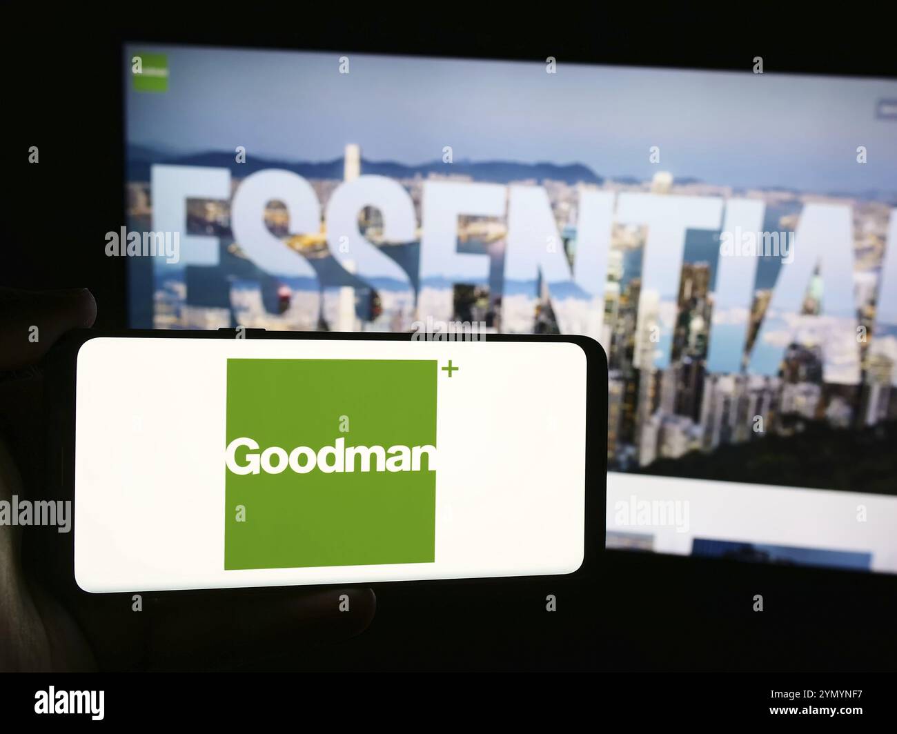 Stuttgart, Allemagne, 07-25-2024, personne tenant un smartphone avec le logo de la société immobilière australienne Goodman Group devant le site web. Concentrez-vous sur le téléphone d Banque D'Images