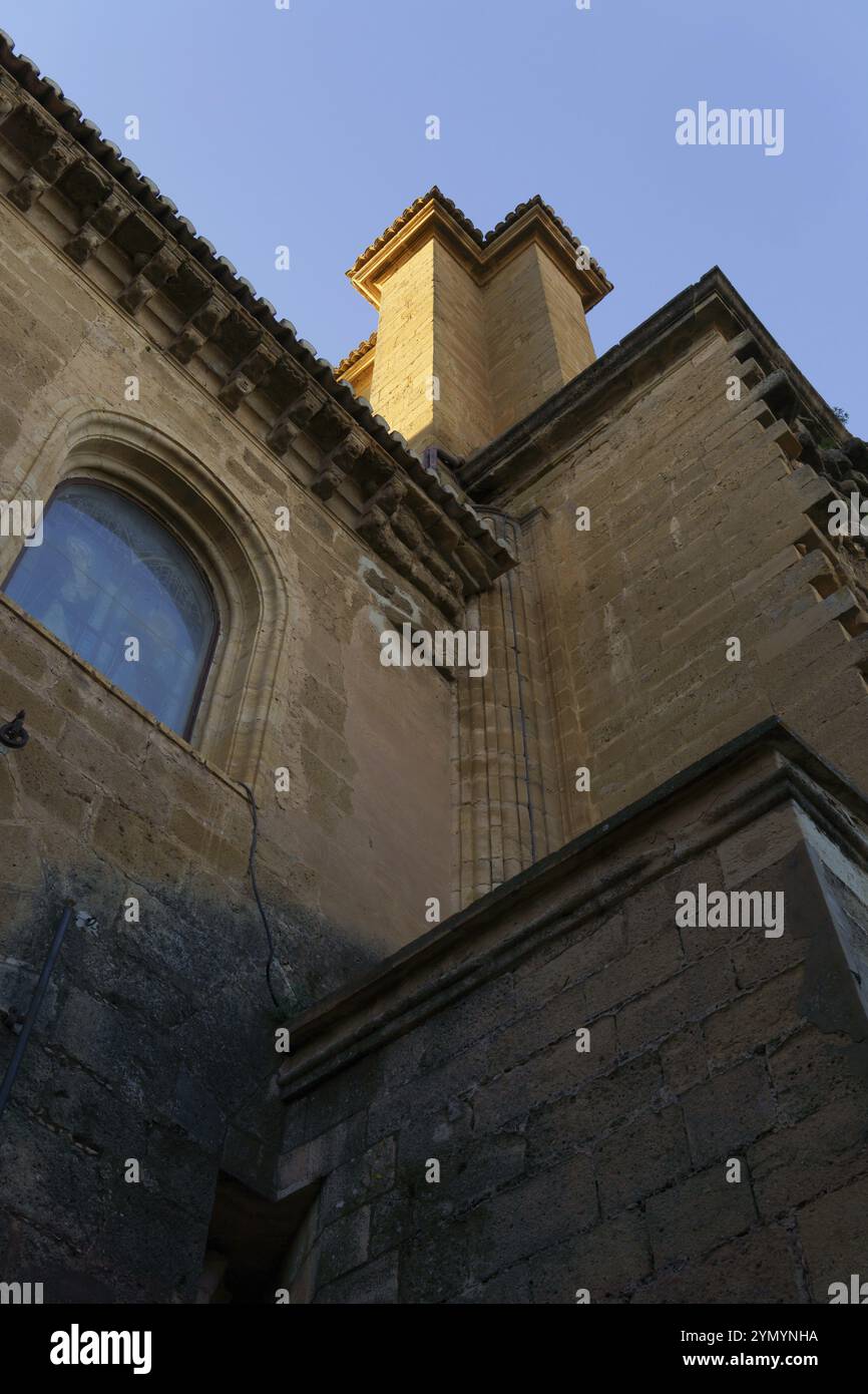 Ronda, malaga, espagne vue d'angle d'une église en pierre avec des formes géométriques sur un ciel bleu clair Banque D'Images