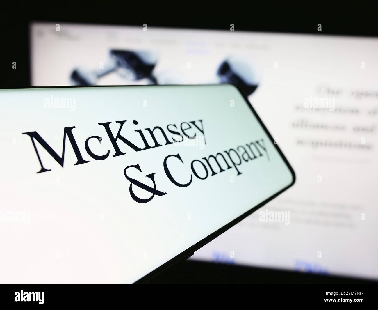 Stuttgart, Allemagne, 03-16-2024 : téléphone portable avec logo de l'entreprise américaine de conseil McKinsey and Company devant le site Web. Concentrez-vous sur centre-gauche Banque D'Images