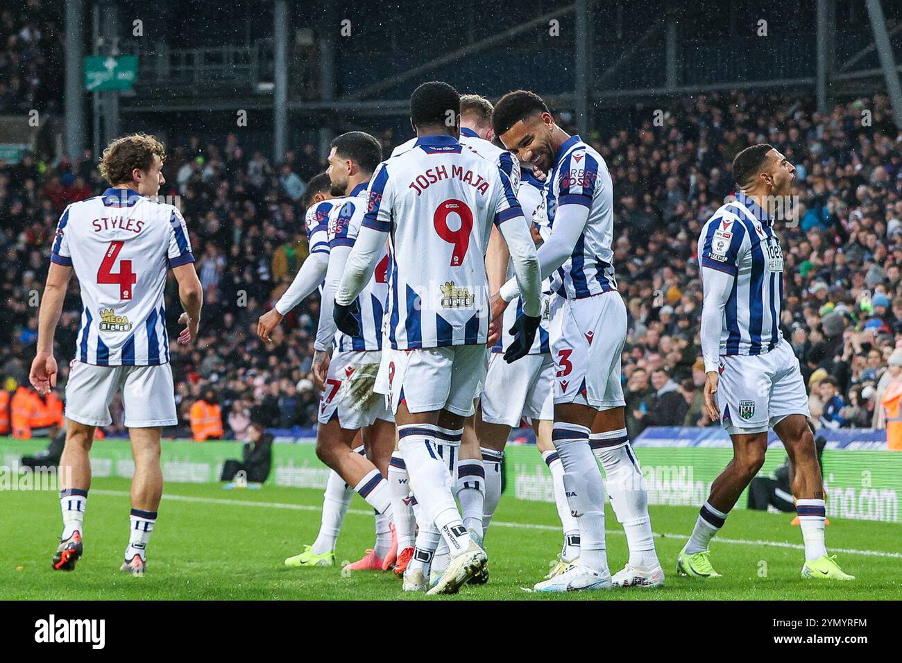 #3, Mason Holgate de la WBA est félicité pour son but par ses coéquipiers lors du match du Sky Bet Championship entre West Bromwich Albion et Norwich City aux Hawthorns, West Bromwich le samedi 23 novembre 2024. (Photo : Stuart Leggett | mi News) crédit : MI News & Sport /Alamy Live News Banque D'Images