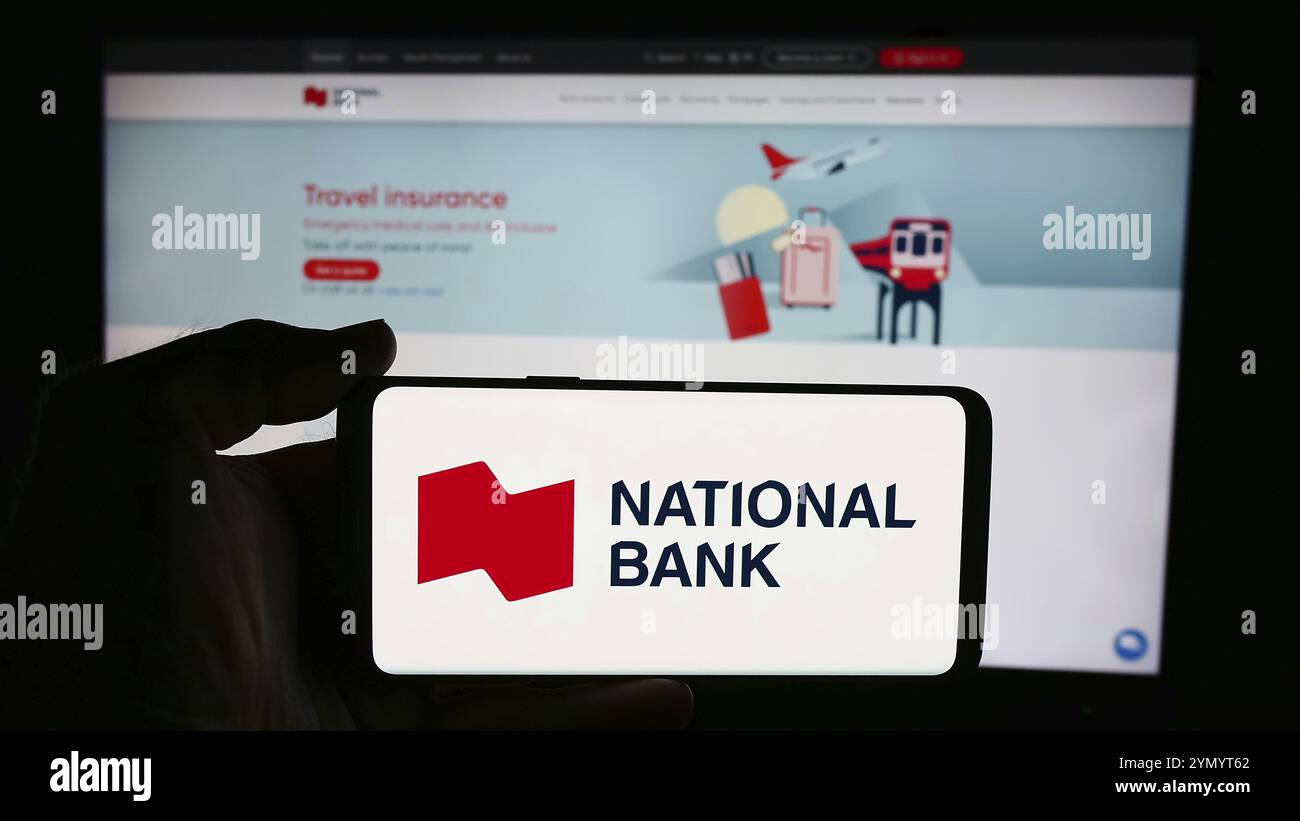 Stuttgart, Allemagne, 07-19-2024 : personne tenant un téléphone cellulaire avec le logo de la société de services financiers Banque nationale du Canada (BNC) devant la page Web. FO Banque D'Images