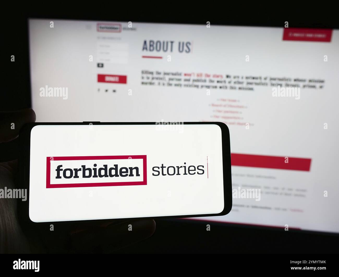 Stuttgart, Allemagne, 04-13-04 2024 : personne tenant un smartphone avec le logo de l'organisation de journalisme d'investigation Forbidden Stories devant le site web. FO Banque D'Images