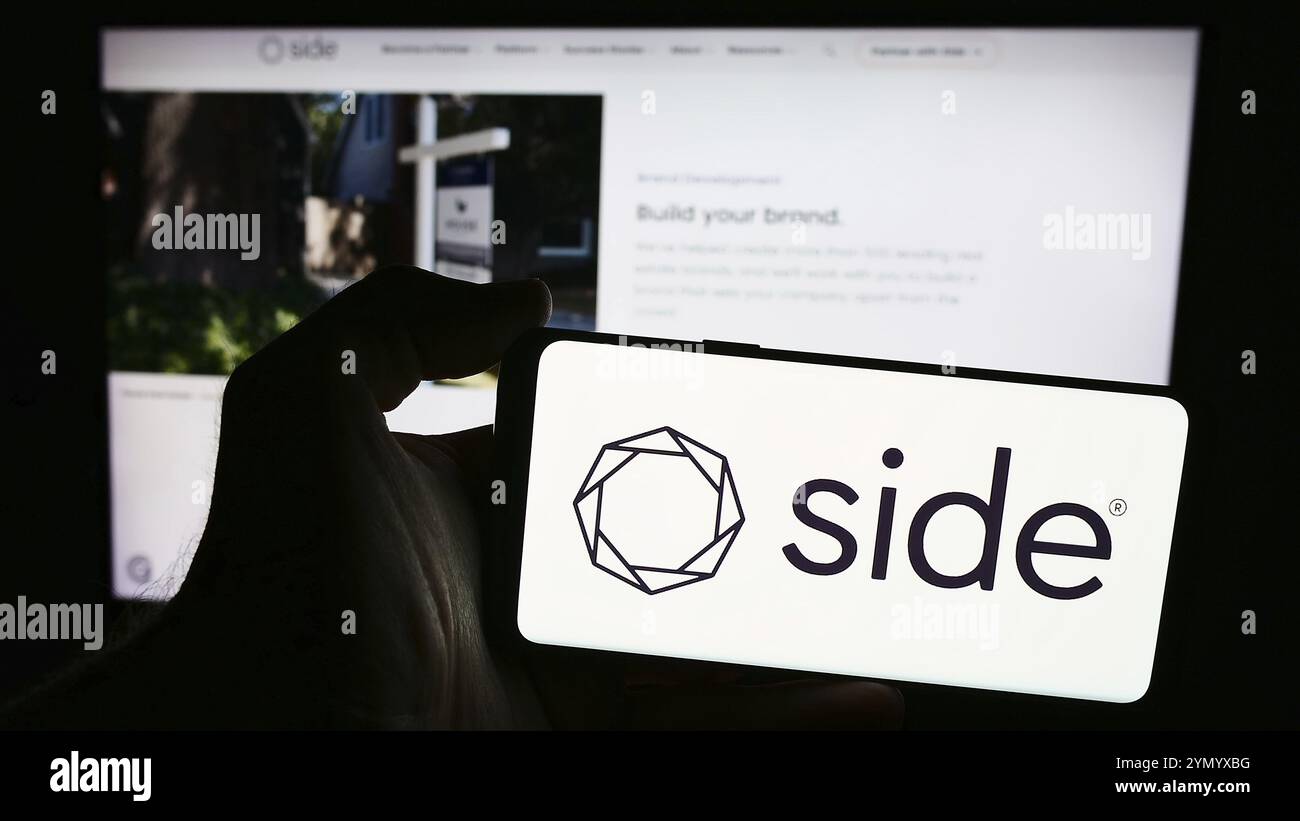 Stuttgart, Allemagne, 07-12-2024 : personne tenant un smartphone avec le logo de la société américaine de courtage immobilier Side Real Estate Inc en face du site Web. Mise au point Banque D'Images