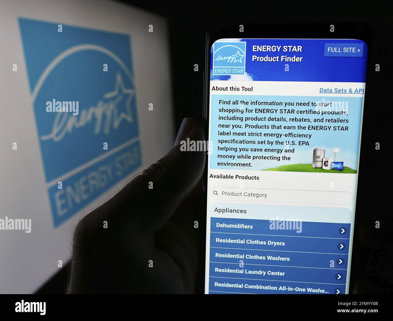 Stuttgart, Allemagne, 07-01-2024 : personne tenant un smartphone avec la page web du programme américain d'efficacité énergétique Energy Star devant le logo. Concentrez-vous sur le centre O. Banque D'Images