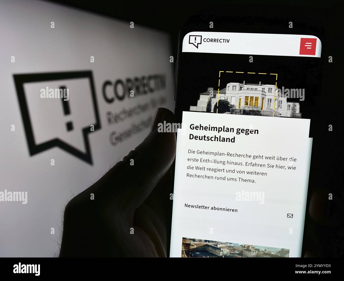 Stuttgart, Allemagne, 03-05-2024 : personne tenant un smartphone avec la page web de Correctiv, Recherchen fuer die Gesellschaft gGmbH devant le logo. Concentrez-vous sur Banque D'Images