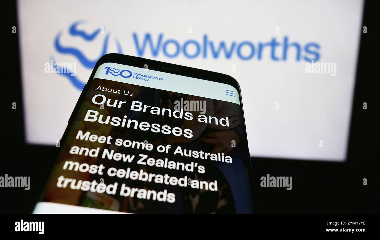 Stuttgart, Allemagne, 07-21-07 2024 : téléphone portable avec la page Web de la société australienne Woolworths Group Limited devant le logo de l'entreprise. Concentrez-vous sur Banque D'Images