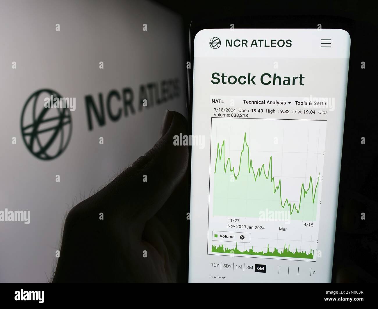 Stuttgart, Allemagne, 05 29 2024 : personne tenant un smartphone avec le site Web de la société américaine de services financiers NCR Atleos Corporation devant le logo. Mise au point Banque D'Images