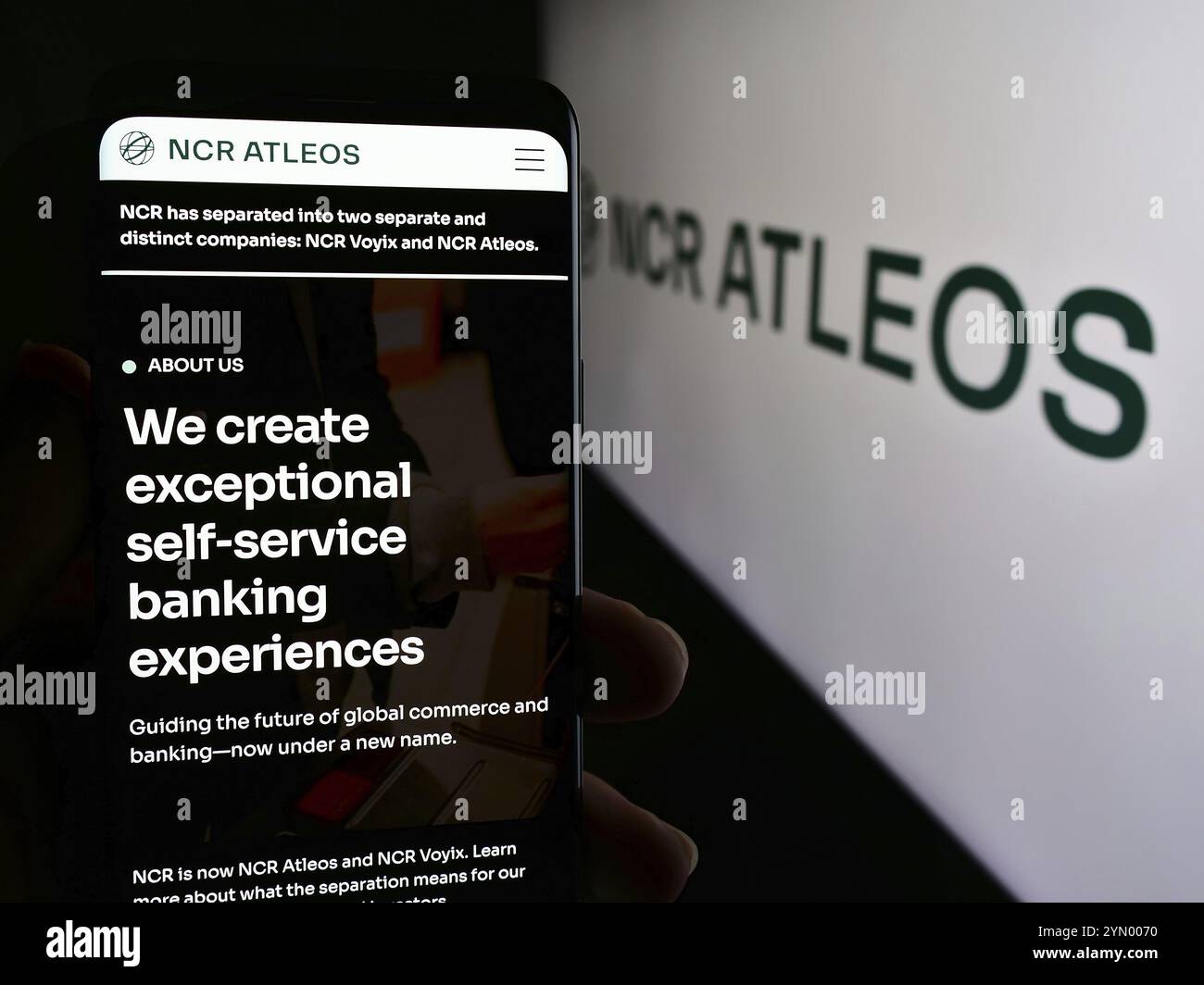 Stuttgart, Allemagne, 05 29 2024 : personne tenant un téléphone portable avec la page Web de la société de services financiers américaine NCR Atleos Corporation devant le logo. Mise au point Banque D'Images