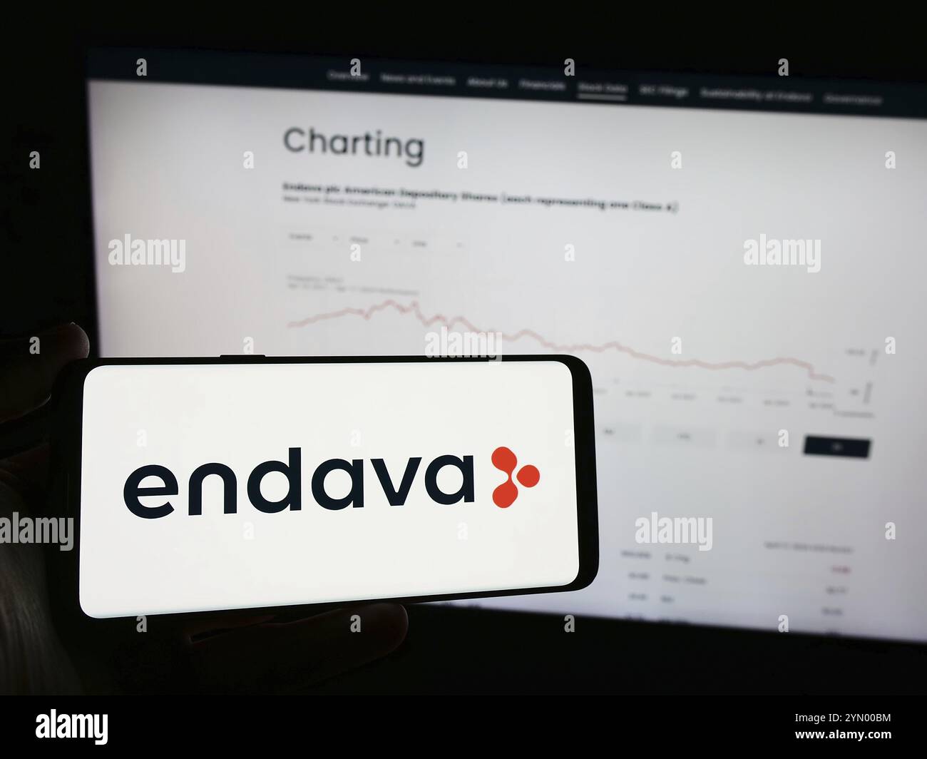 Stuttgart, Allemagne, 04-18-2024 : personne tenant un téléphone portable avec le logo de la société britannique de logiciels Endava plc en face de la page Web de l'entreprise. Concentrez-vous sur p. Banque D'Images