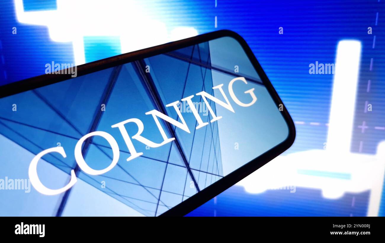 Konskie, Pologne - 23 novembre 2024 : logo de la société Corning affiché sur le téléphone portable Banque D'Images
