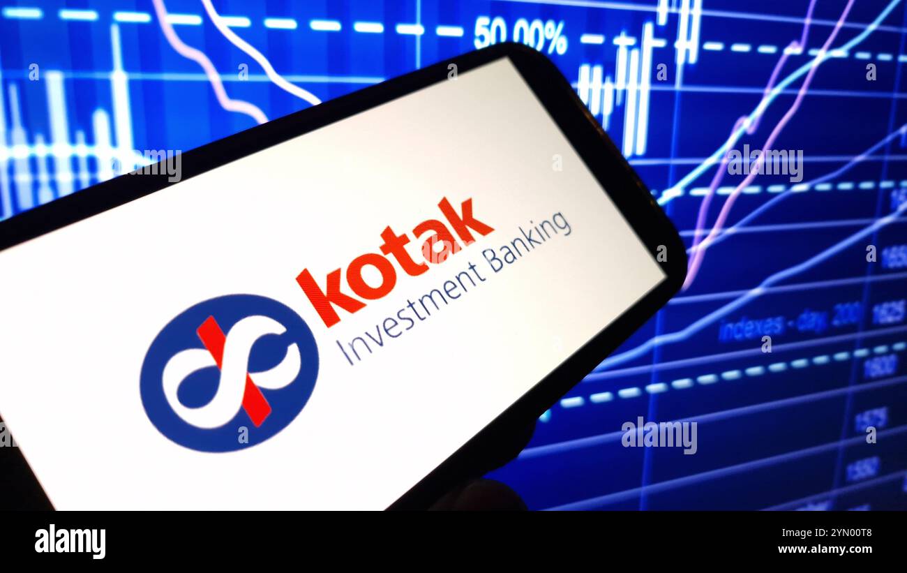 Konskie, Pologne - 23 novembre 2024 : logo de la société Kotak Mahindra Bank affiché sur le téléphone portable Banque D'Images