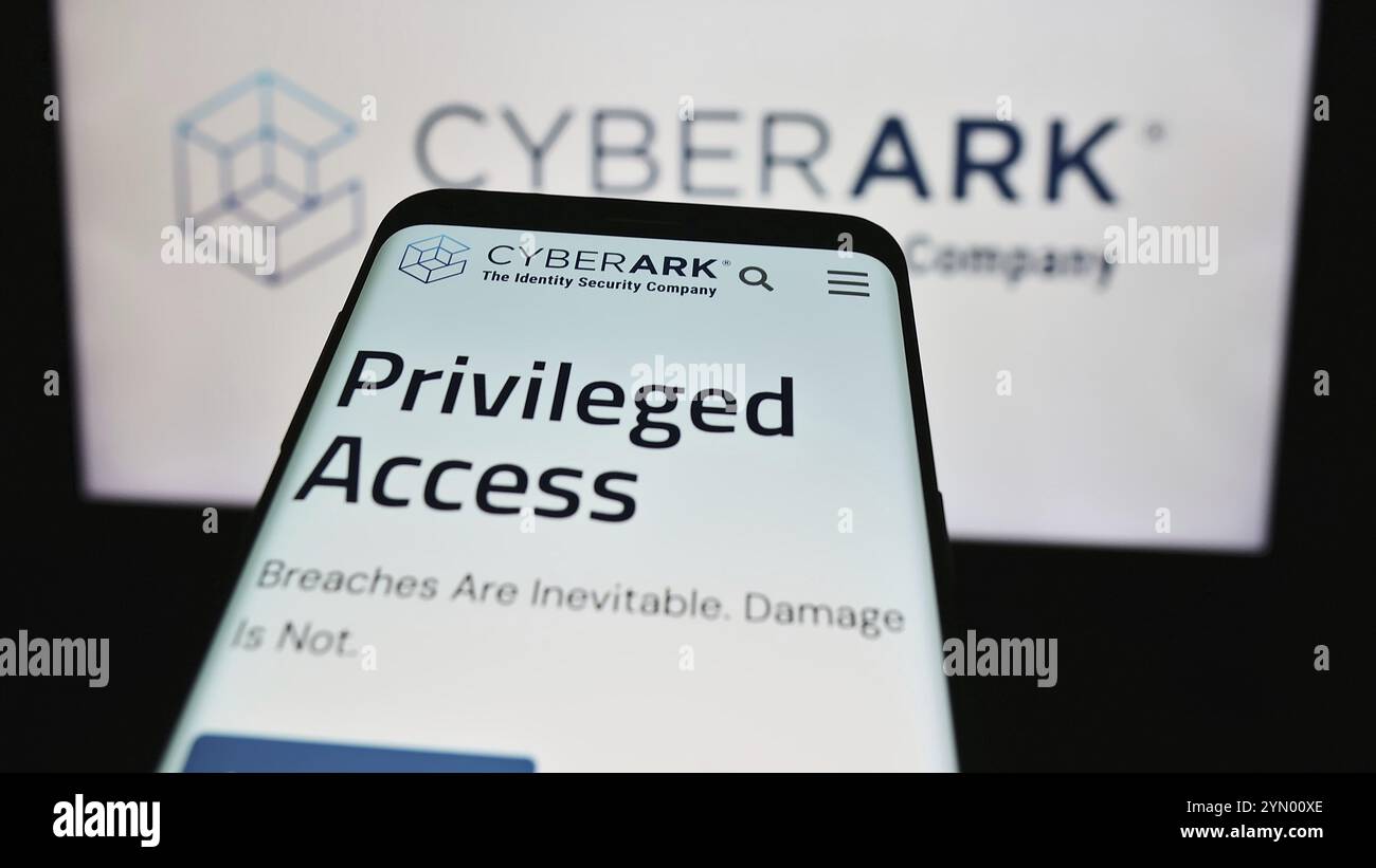 Stuttgart, Allemagne, 04-13-2024 : téléphone portable avec le site Web de la société américaine de sécurité d'identité CyberArk Software Inc devant le logo de l'entreprise. Concentrez-vous sur t Banque D'Images