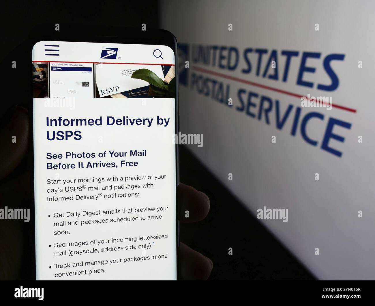 Stuttgart, Allemagne, 06-14-2024 : personne tenant un téléphone portable avec la page Web de l'agence américaine United States postal Service (USPS) devant le logo. Focus sur le cen Banque D'Images