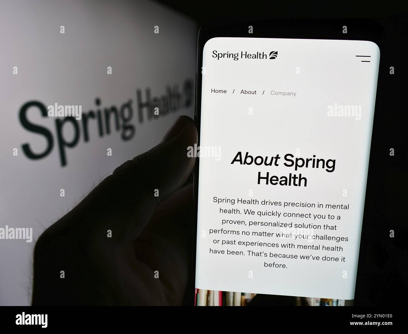 Stuttgart, Allemagne, 07-12-2024 : personne tenant un smartphone avec le site Web de la société américaine de santé mentale Spring Care Inc devant le logo de l'entreprise. Mise au point Banque D'Images