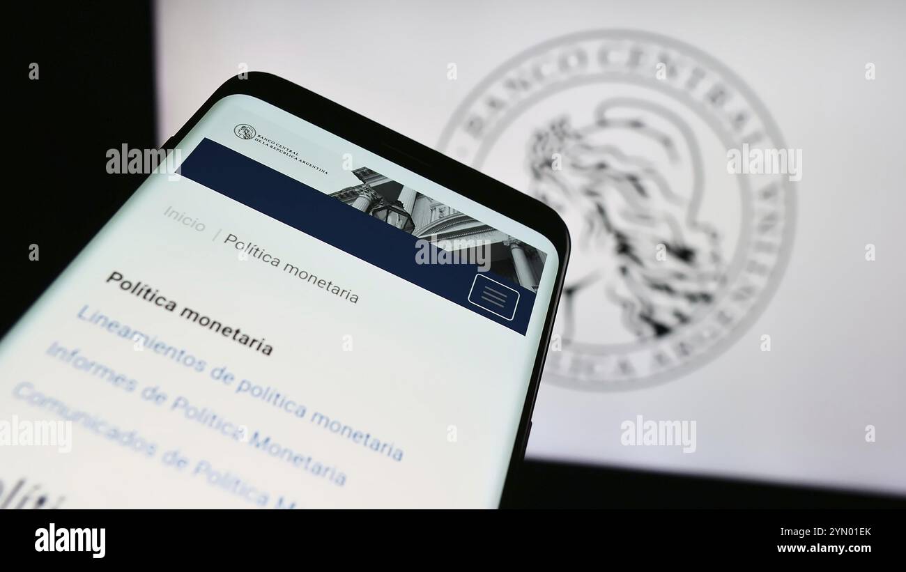 Stuttgart, Allemagne, 07-16-2024 : téléphone portable avec le site de Banco Central de la Republica Argentina (BCRA) devant le logo. Concentrez-vous sur le coin supérieur gauche de pho Banque D'Images
