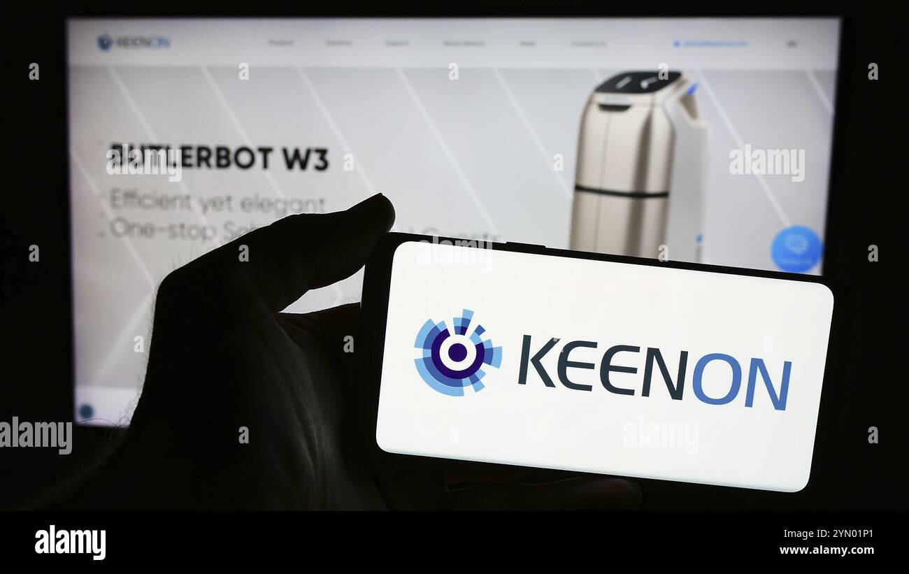 Stuttgart, Allemagne, 05-16-2024 : personne tenant un smartphone avec le logo de la société chinoise de robot de service Keenon Robotics Co. Ltd en face du site Web. FOC Banque D'Images Stuttgart, Allemagne, 05-16-2024 : personne tenant un smartphone avec le logo de la société chinoise de robot de service Keenon Robotics Co. Ltd en face du site Web. FOC Banque D'Images