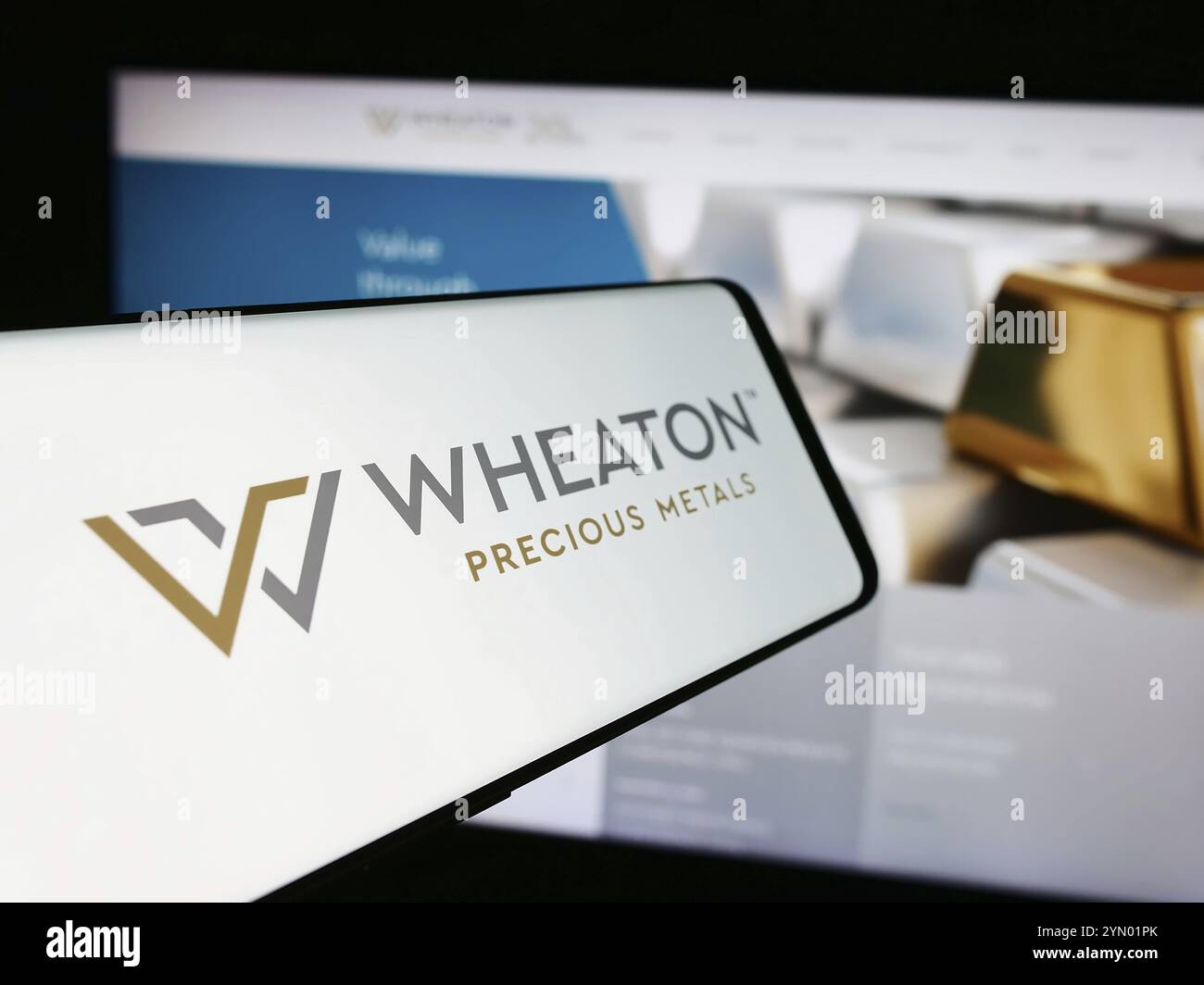 Stuttgart, Allemagne, 07-19-2024 : téléphone mobile avec le logo de la société canadienne de métaux Wheaton Precious Metals Corp. devant le site Web. Concentrez-vous sur Center-L. Banque D'Images