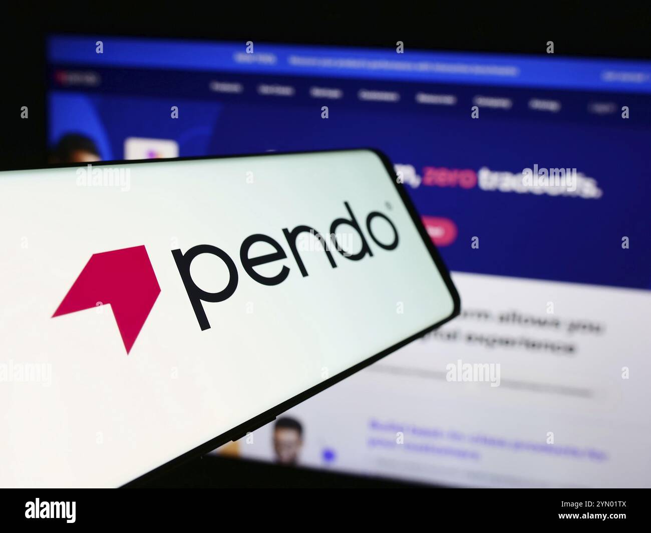 Stuttgart, Allemagne, 07-11-2024 : téléphone portable avec le logo de la société américaine de logiciels Pendo.io Inc. devant le site Web de l'entreprise. Concentrez-vous sur la gauche du téléphone Banque D'Images
