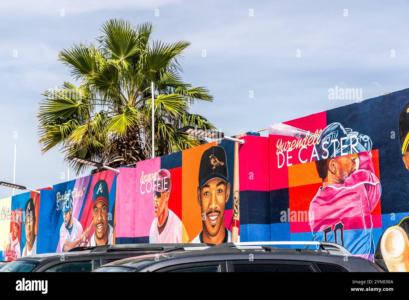 Peintures murales au stade de baseball Johnny Vrutaal sur Baden Powellweg, Willemstad, Curaçao, peintes par l'artiste vénézuélien Jhomar Loaiza. Elles représentent les joueurs MLB curacéens Randell "Chico" Simon, Jocquy Coffie et Jurendell De Caster dans les couleurs de leur équipe. Curaçao produit un nombre exceptionnellement élevé de joueurs de la Major League par rapport à sa population. Le baseball n'est pas seulement un sport à Curaçao, mais une partie importante de la vie culturelle et sociale. Banque D'Images