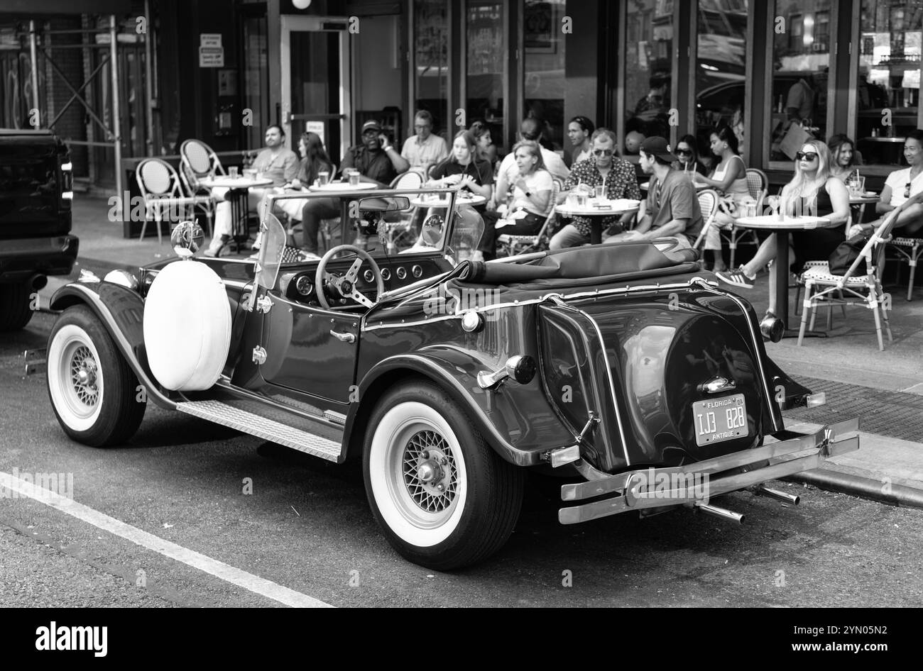 New York City, États-Unis - 30 juin 2023 : Excalibur série III Phaeton vue arrière côté conducteur garée Banque D'Images