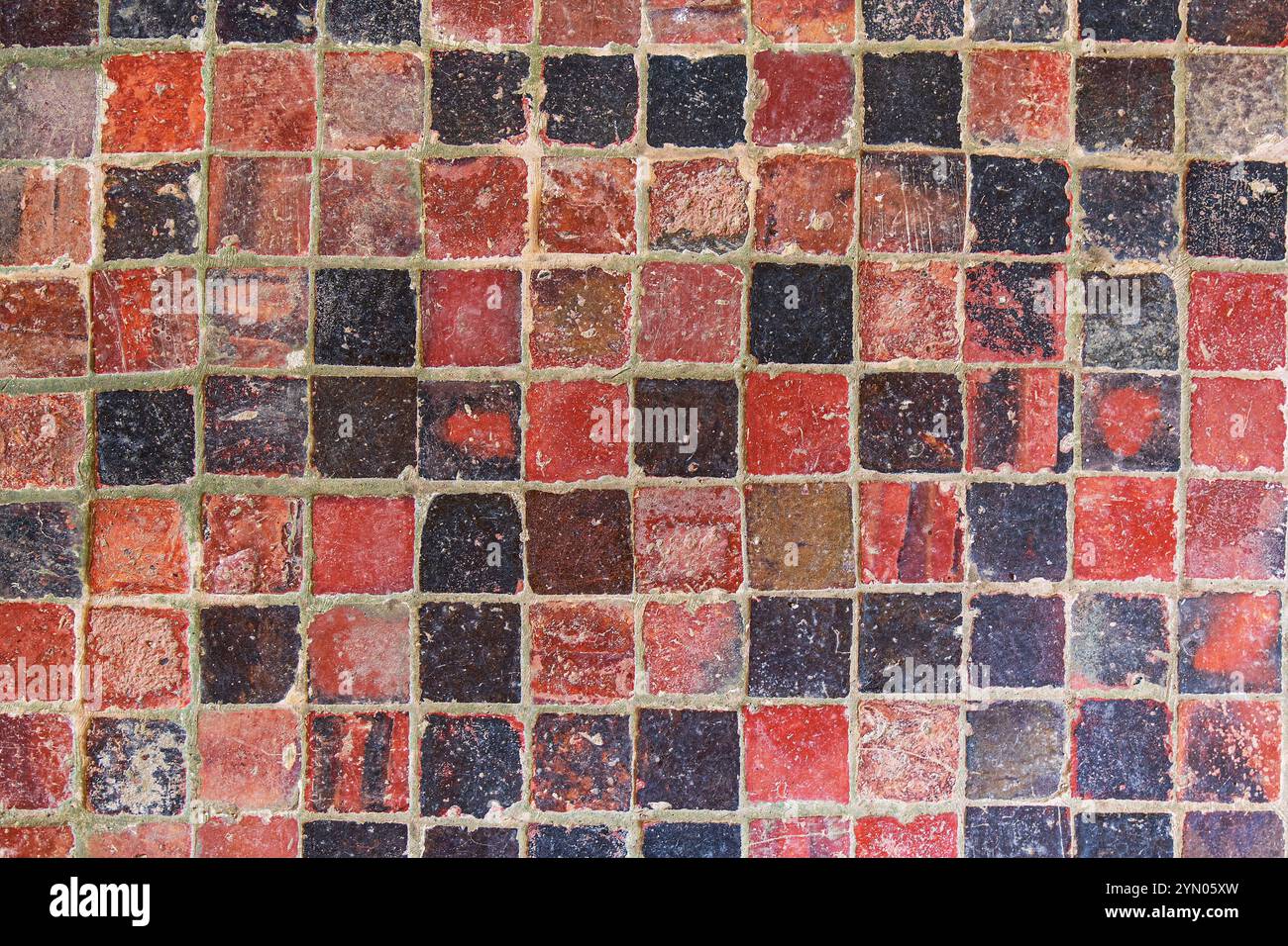 Texture de tuiles en terre cuite rouge et brune, très ancienne, typique de la France Banque D'Images