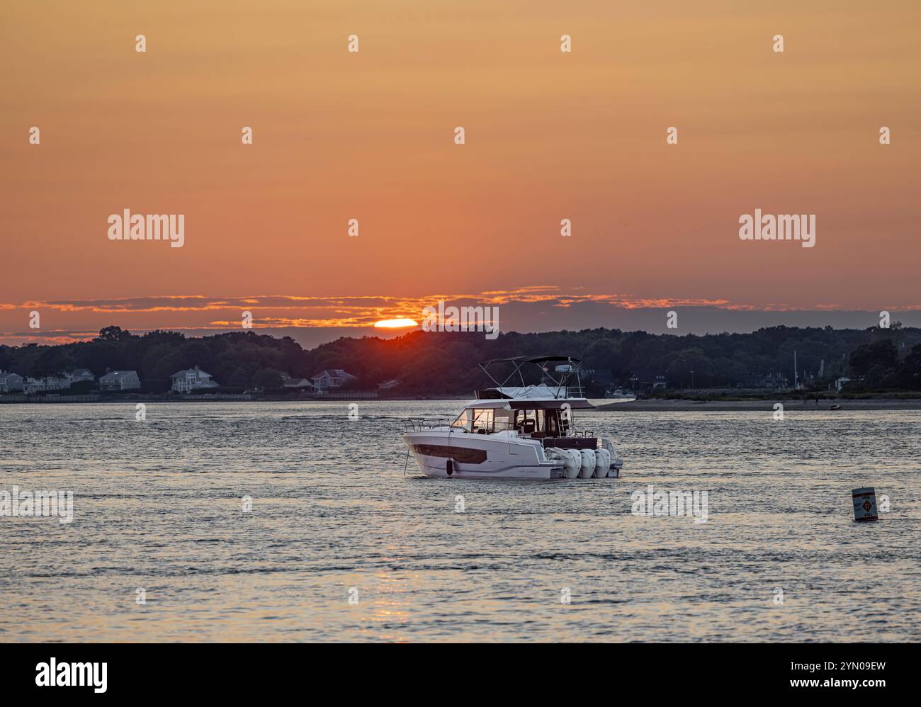 bateau à moteur à l'ancre au large de la fourche nord au coucher du soleil Banque D'Images