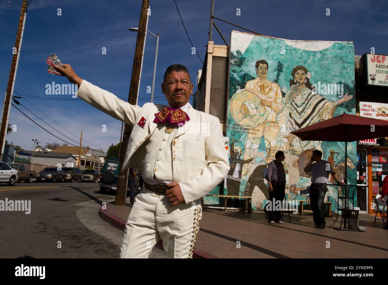 Les mariachis se rassemblent à Mariachi Plaza un dimanche dans l'espoir d'être embauchés pour jouer leur musique lors d'une fête ou d'un restaurant. Banque D'Images
